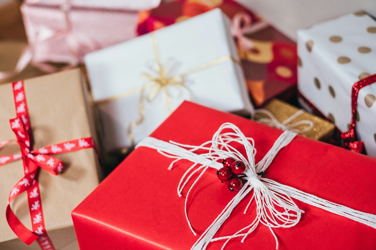 How To: Remove Price Tags from Your Holiday Gifts